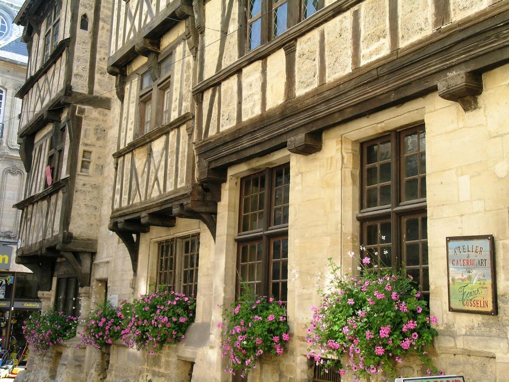 Logis Les Remparts Panzió Bayeux Kültér fotó